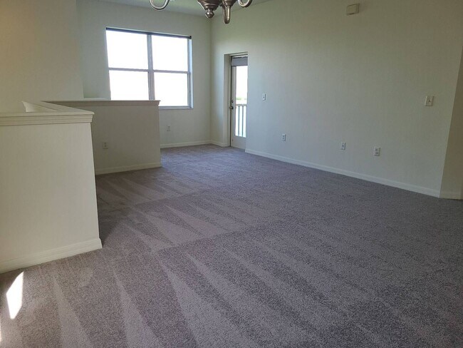 Building Photo - 3 Bed/ 2 Bath Condo w/1 Car Garage $2,000 ...