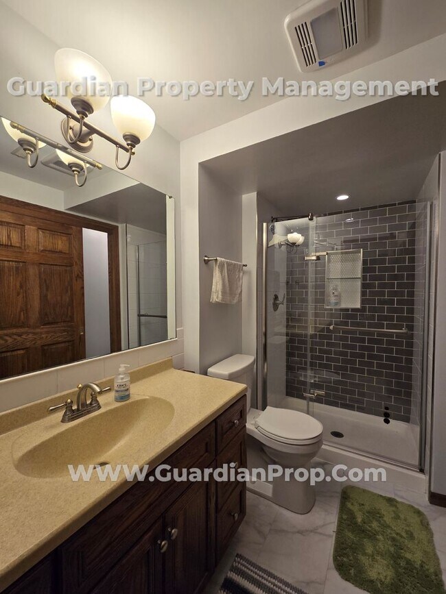 Building Photo - Available now! Spacious Shoreview Home, En...