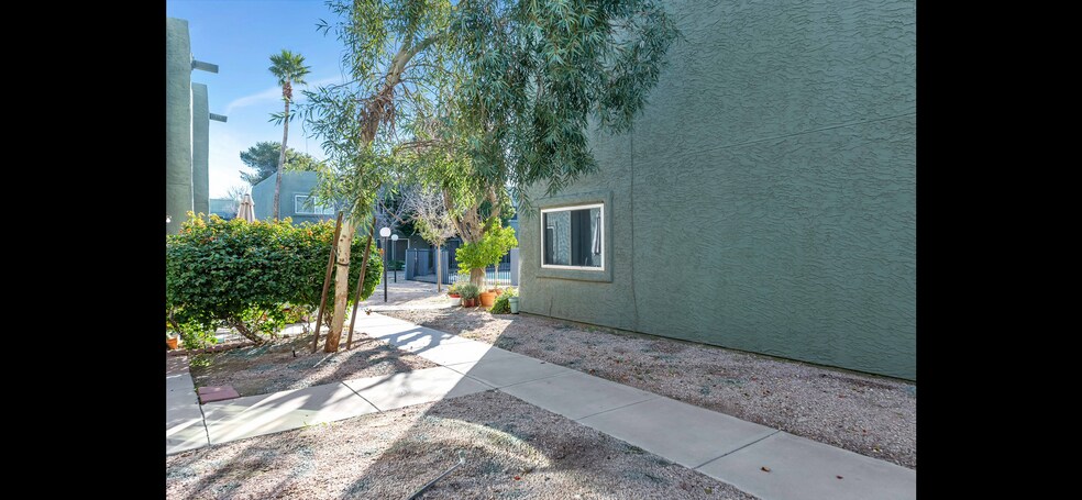 Building Photo - 122 S Hardy Dr