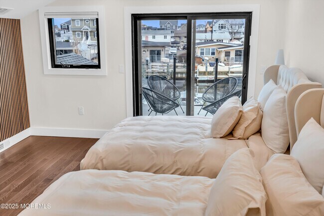 Building Photo - 320 Silver Lagoon Dr