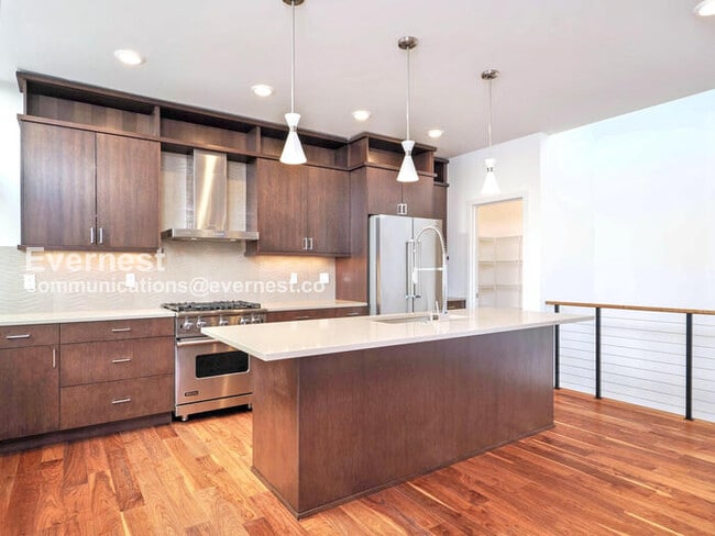 Building Photo - 2618 Eastlake Ave E