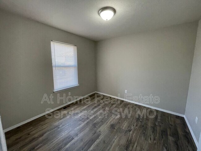 Building Photo - 223 W Canterbury Ln