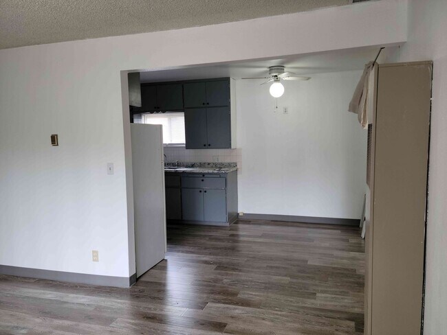 Building Photo - Centrally Located 2 Bedroom Townhouse