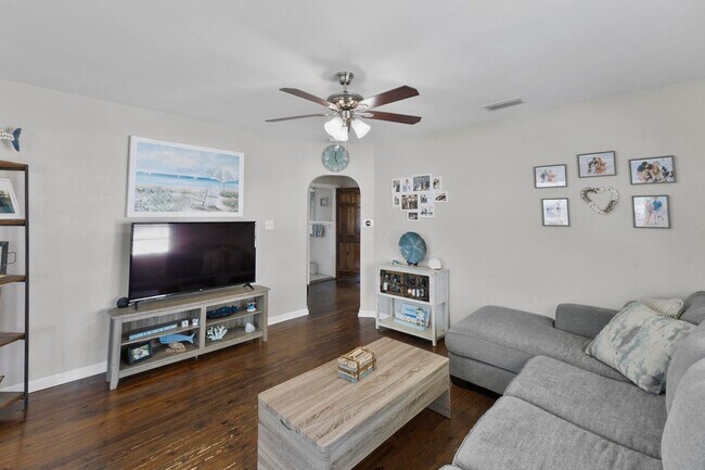 Building Photo - Charming 3-Bedroom Home in Daytona Beach