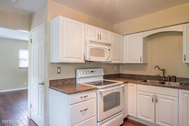 Building Photo - 3017 Atwood Terrace
