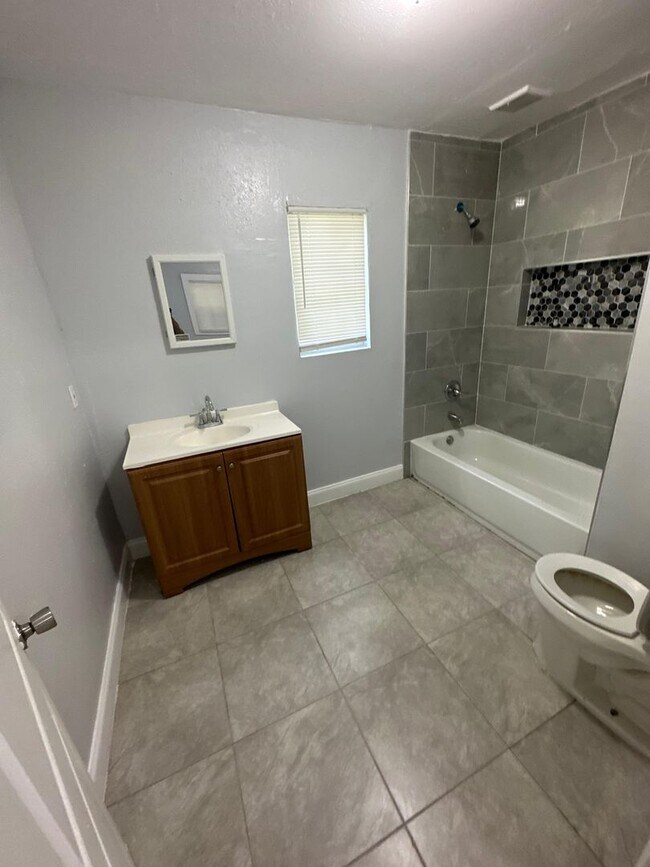 Building Photo - Fully Renovated 3/1 Single Family House Av...