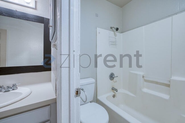 Building Photo - 815 E Sugarcane Dr