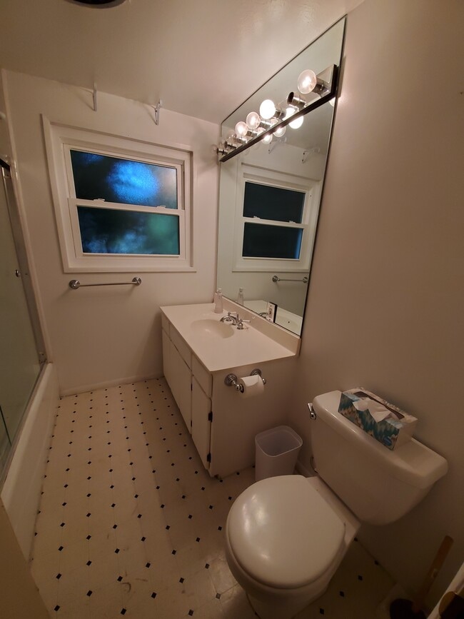 Building Photo - 10852 Plainview Ave