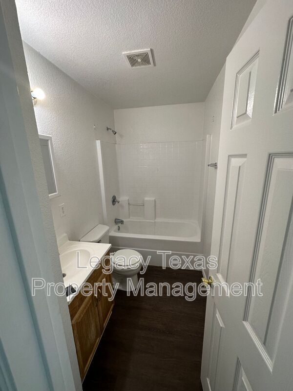 Building Photo - 901 N Border St