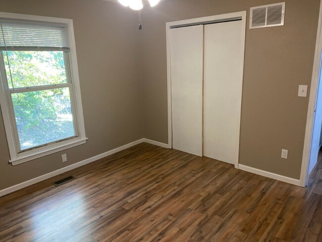 Building Photo - 5209 Countryside Ln