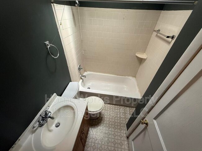 Building Photo - 3844 Elmley Ave