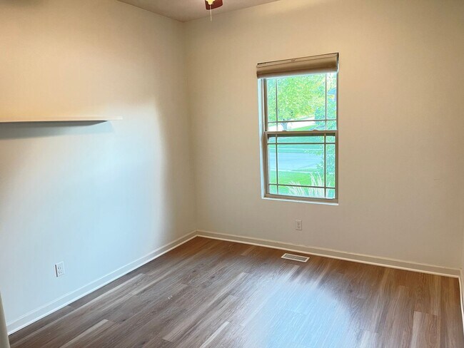 Building Photo - Spacious home in super nice neighborhood i...