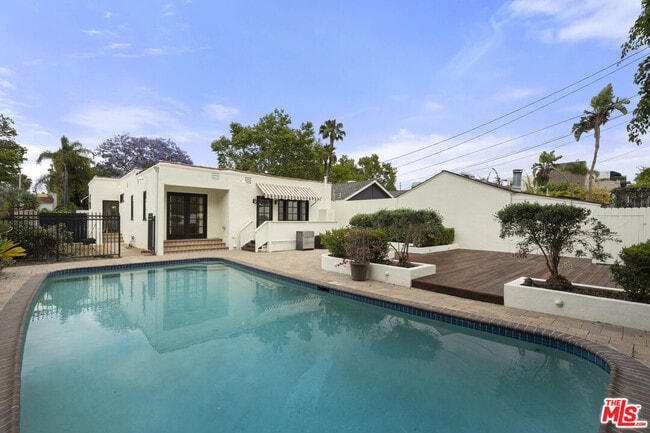 Building Photo - 451 Westmount Dr