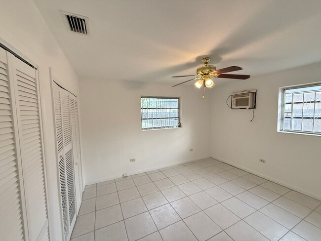 Building Photo - SPACIOUS 2 BD 1 BATH UNIT WITH LARGE BACKYARD