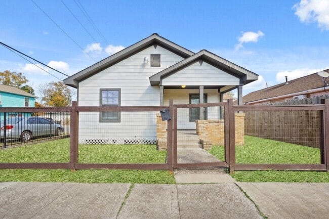 Building Photo - 5201 Pease St