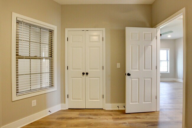 Building Photo - 102 Riverbend Dr