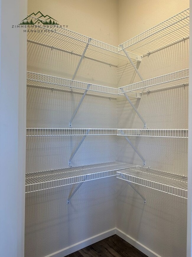 Building Photo - Gorgeous 5-bedroom, 3-bathroom home is desirable Springfield neighborhood