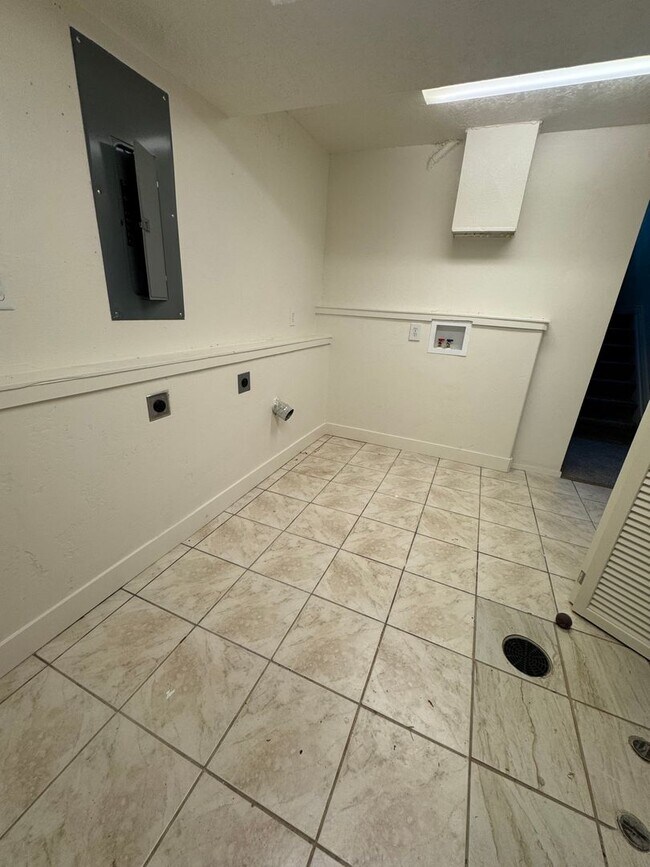 Building Photo - 754 W 4000 N