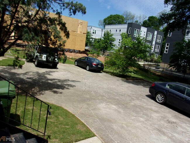 Building Photo - 225 Lowry St NE