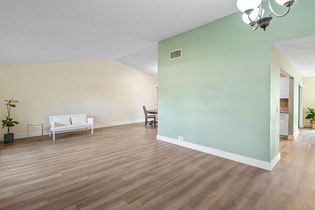 Building Photo - 1100 Basswood Pl