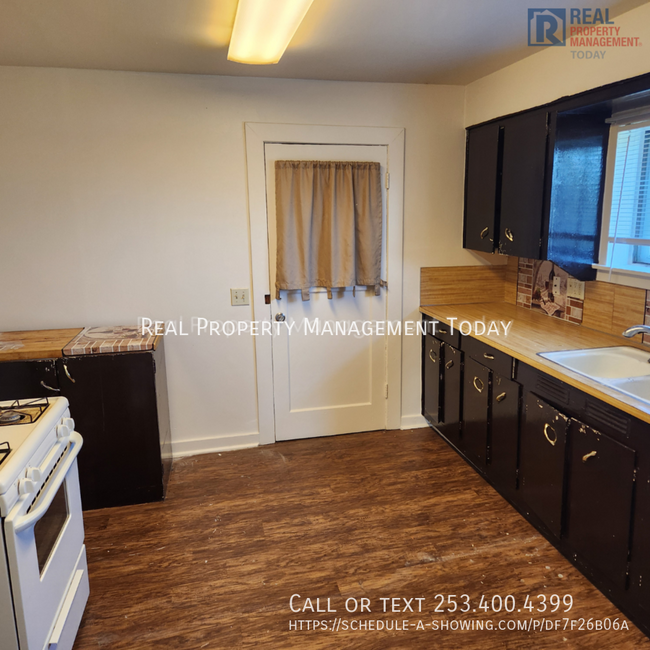 Building Photo - Large 2 bed and 1 bath unit!