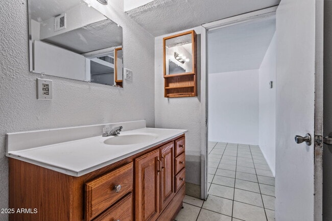 Building Photo - 555 S Bellview