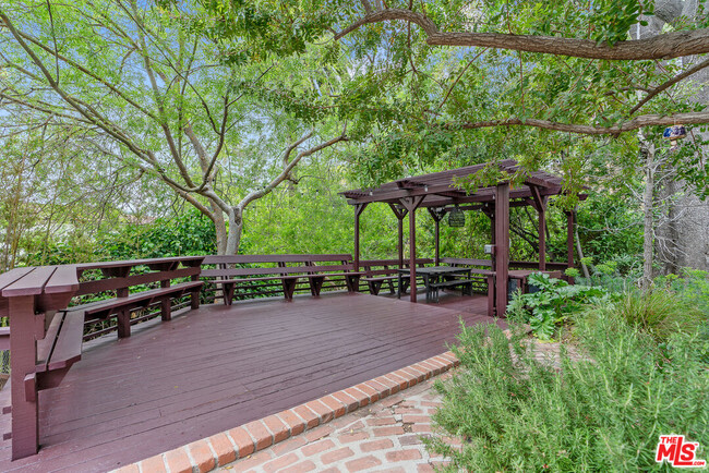 Building Photo - 3337 Ledgewood Dr