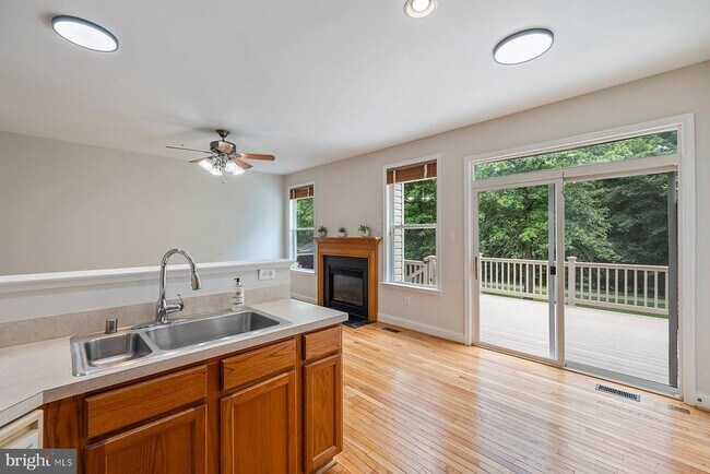 Building Photo - 805 Thicket Ct