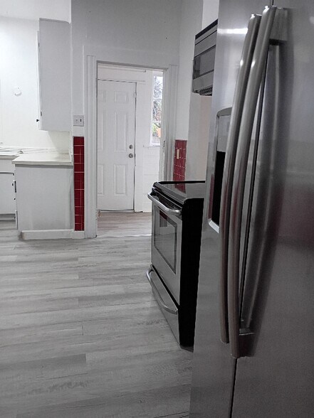 Building Photo - 547 NE Knott St