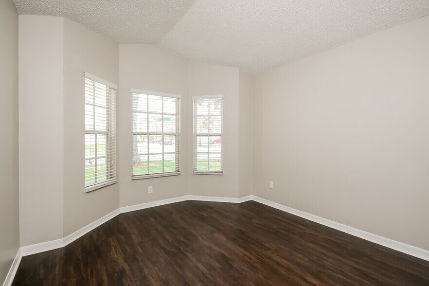 Building Photo - 2025 White Eagle St