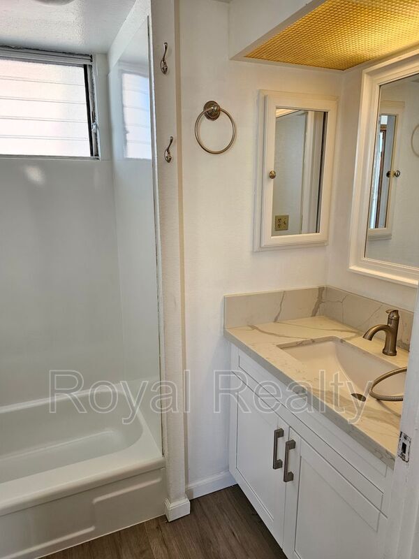 Building Photo - 2754 Kuilei St