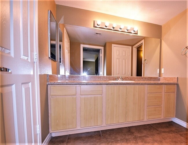 Building Photo - Charming 1 Bedroom Condo close to Durango ...