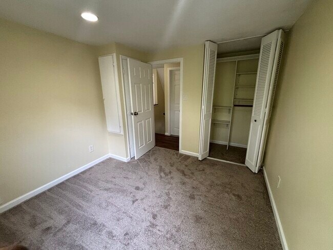 Building Photo - 3 bedrooms plus Den