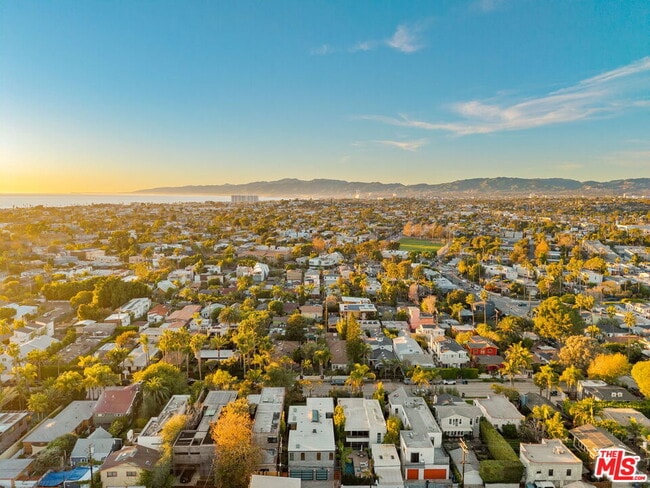 Building Photo - 738 Palms Blvd