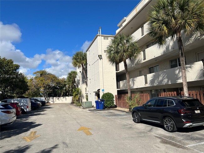 Building Photo - 6900 N Kendall Dr