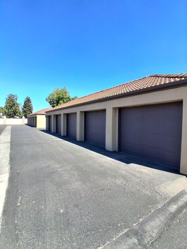 Building Photo - 8147 N Cedar Ave