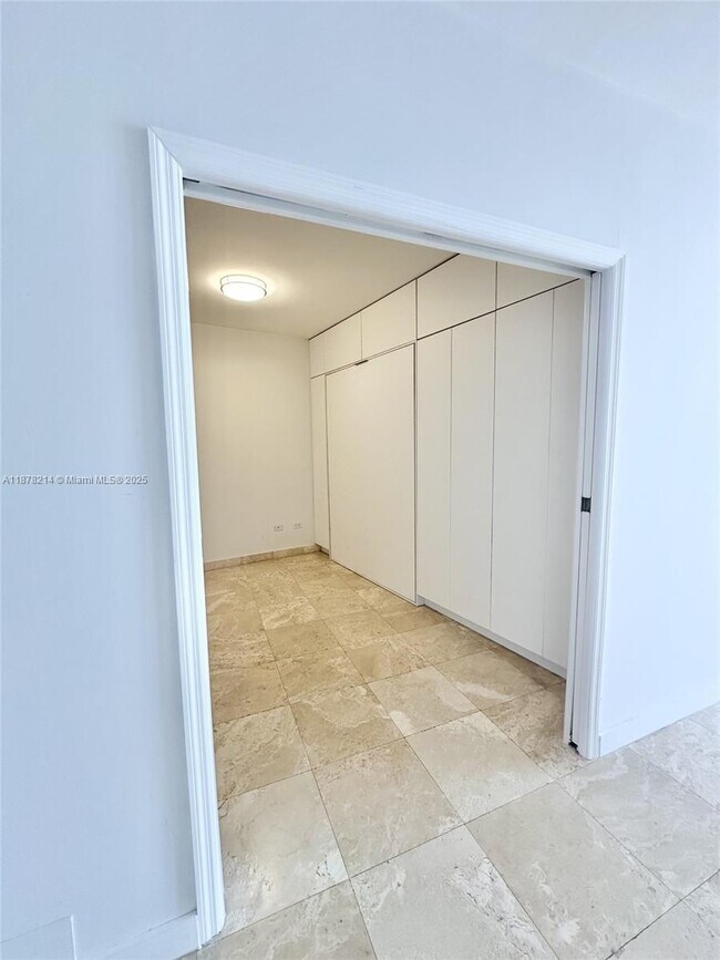 Building Photo - 808 Brickell Key Dr