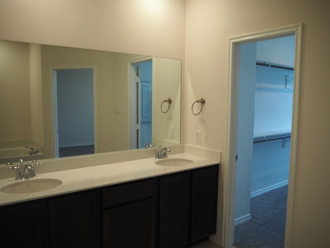 Building Photo - 2407 Klamath Dr