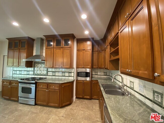 Building Photo - 125 S Elm Dr