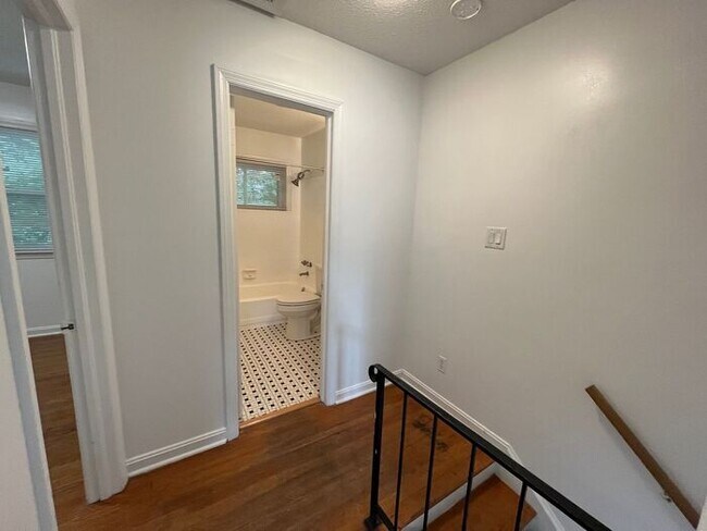Building Photo - Adorable 2 Bed 1 Bath Town Home at Lupton Flats