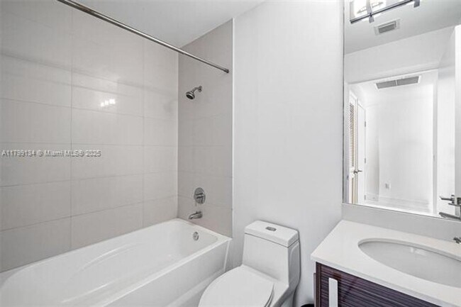 Building Photo - 2020 N Bayshore Dr