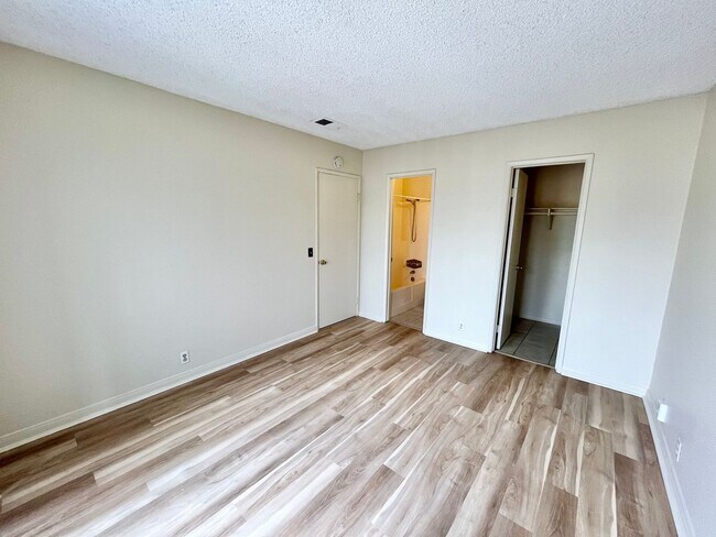 Building Photo - Upstairs 2BD/2BTH with Central A/C, Privat...