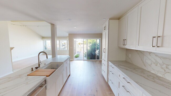 Building Photo - Beautifully Updated Spacious 3 Bed 3 Bath Home in Coronado Cays Available for Lease!