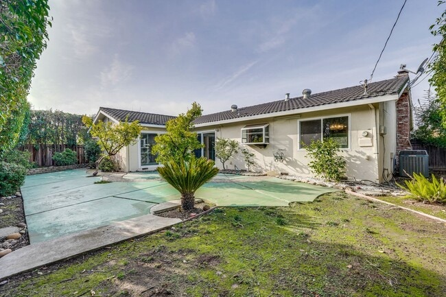 Building Photo - 10534 Deodara Dr