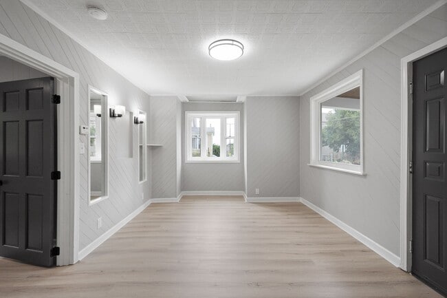 Building Photo - Stunning 2 bedroom home in Whitaker available January 15!