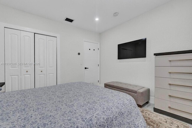 Building Photo - 6470 SW 27th St