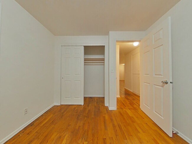 Building Photo - 2 Bedroom Duplex ~ Close to 9th Street