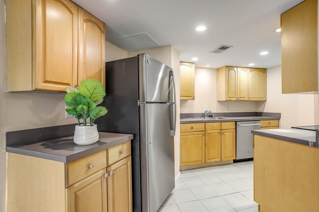 Building Photo - 1 Bedroom Meridian Hill Oasis - Between Ad...