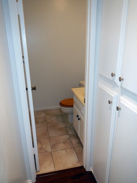 Guest Bath and Linen Closet - 16171 Ganges Lane #3, Huntington Beach, CA 92647