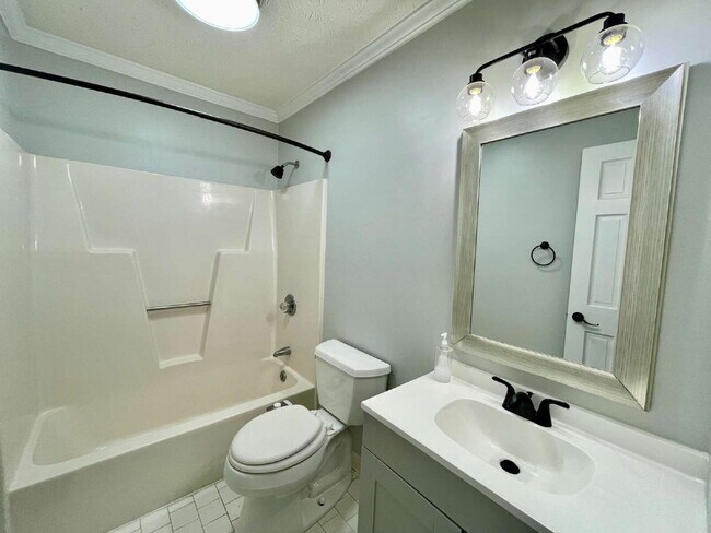 Building Photo - 3-Bed, 3-Bath Townhouse In Lands End